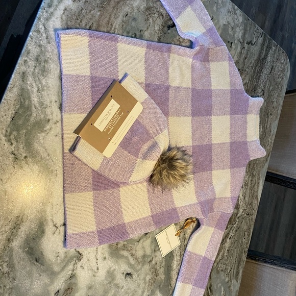 Christian Soriano Sweater & Hat Det - Picture 3 of 3